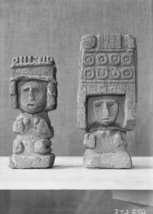 Steinbild der Maisgöttin Chicomecoatl und weibliche Figur