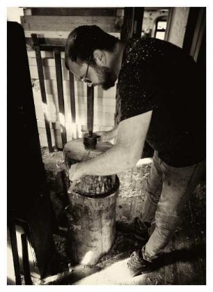 DER REIFENDREHER ANDREAS WERNER BEI DER ARBEIT