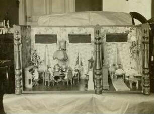 Spielzeug: Neuzeitliche Puppenstube