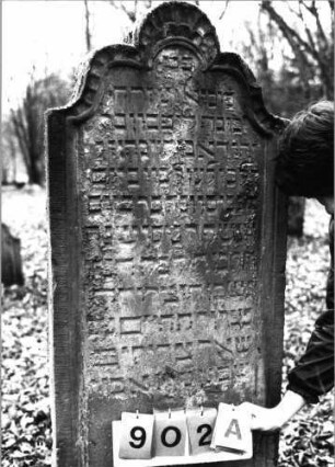 Grabstein 902 (Index: 99753238) Material: Sandstein Zustand: leicht verwittert Maße HxBxT: 152x61x14 cm Beschreibung: Stele, geschwungen eingezogener Rundbogenabschluß, Schriftfeld eingetieft Symbolik: stilisierte Muschel: Grabstein 902A