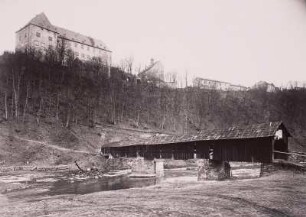 Burgk, Blick auf das Schloss : Burgk. Schloß. Ansicht von Südosten mit gedeckter Brücke über die Saale