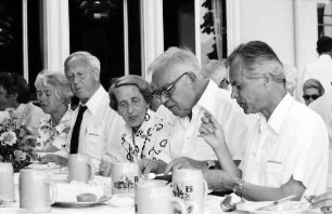 26. Tagung 1976 Physiker; Gruppen beim Bayrischen Frühstück: Ehepaar Alfvén, Ehepaar Forßmann, Rudolf L. Mößbauer