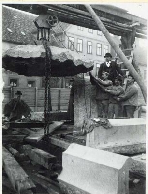 Montage des Donopbrunnen auf dem Marktplatz. Detmold. Marktplatz. D 75 Detmold 76