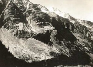 Schweiz. Glarner Alpen, Maderaner Tal (Nebental der Reuß). Blick gegen Oberalpstock (3330 m), am gegenüberliegenden Talhang Stäfelalpe (1916 m)