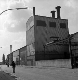 Fabrikkomplex: ehemals Eisengießerei Kampnagel AG: Kampstraße: Außenaufnahme: Straße, Personen: hinten Ausziehleiter