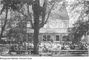 Zschonermühle (Mahlmühle). Gästegarten mit Schülergruppen vor dem Hauptgebäude