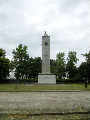 Eisenhüttenstadt: Obelisk auf dem Platz des Gedenkens