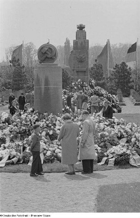 Ansicht des mit Blumen und Kränzen geschmückten Sowjetischen Ehrenmals auf dem Ostfriedhof