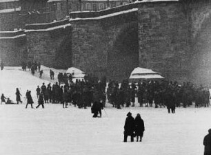 Szene aus dem Dokumentarfilm "Eisgefahr": Geschlossene Eisdecke an der Augustusbrücke