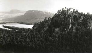 Sächsische Schweiz. Pfaffenstein, Königstein und Kleiner Bärenstein (Ostriff mit Berggasthaus). Blick vom Großen Bärenstein