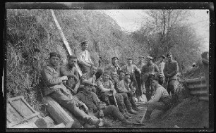 Maurepas (bei Péronne, Dep. Somme, Frankreich): Gruppenbild mit hemdsärmeligen Soldaten mit Arbeitsgerät bei einer Arbeitspause ("Unterstandsarbeiten im Hohlweg")