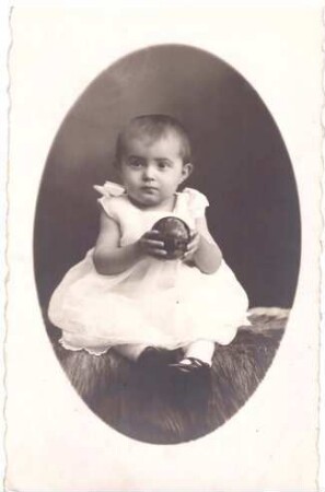 Foto Kleinkind mit Ball