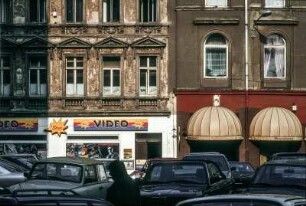 Leipzig, März 1992. Weinrestaurant und neuer Video-Laden STAR in der Innenstadt