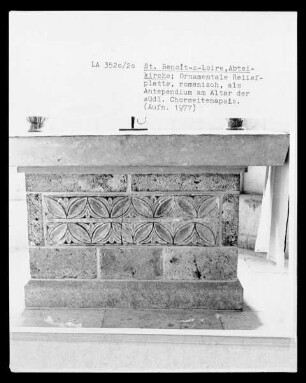 Altar mit romanischer Reliefplatte als Antependium