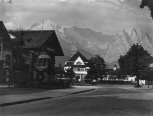 Marktplatz : Blick über den Marktplatz von Garmisch-Partenkirchen, links das Hotel Marktplatz.