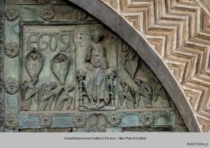 Bronzetür des Westportals : Thronender Christus (Lux mundi), von Engeln verehrt