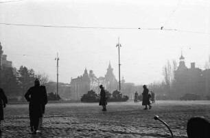 [Bukarest]: Aufgefahrene Tanks [Panzer] am Piata Victoriei