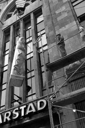 Renovierung der Fassade von Kaufhaus Karstadt