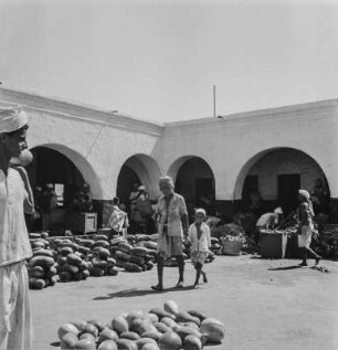 Marktszene : Käufer auf dem Basar von Aden