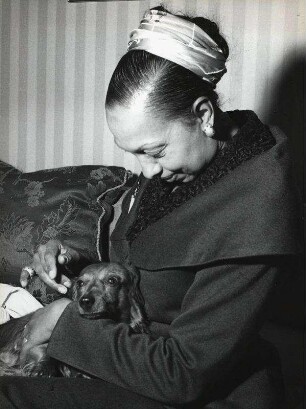 [Josephine Baker mit Dackel]