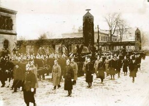 Auf dem Weg zum Friedhof