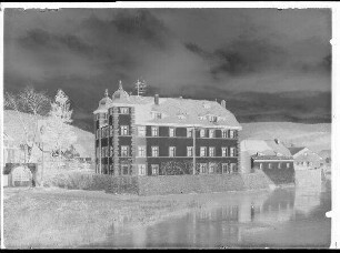 Schutzhafen Gemünden. Das Huttenschloss in Gemünden.