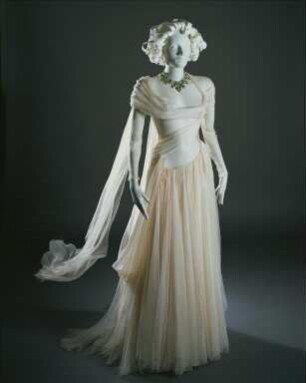 Weißes Windkleid und Collier (Archivtitel)