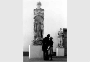 Besucher vor der Statue der Athena Pathenos im Pergamonmuseum