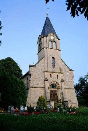 Kirchturm mit Portal