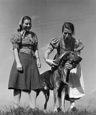 Zwei Junge Mädchen mit Hund