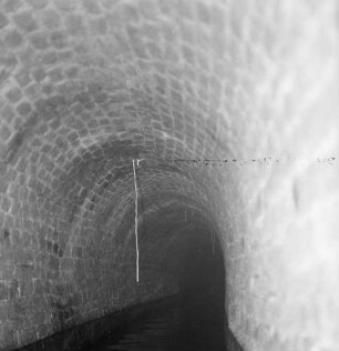 Plauen. Historische Plauener Schlosswasserleitung. Blick in einen gemauerten Gewölbegang