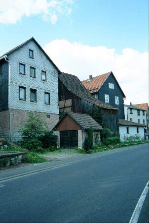 Hauptstraße mit Wohnhäusern und Wirtschaftsgebäuden