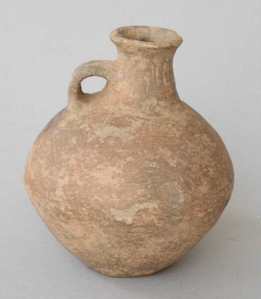 Clay vessel with handle