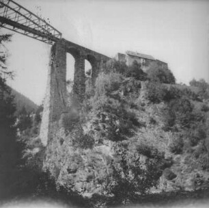 Österreich. Tirol. Trisannabrücke (Eisenbahnbrücke) (1883-1884) für die Arlbergbahn. Teilansicht mit Schloss Wiesberg