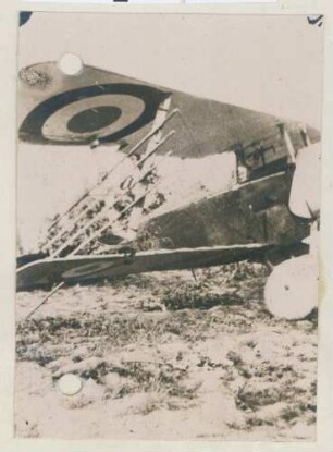 Foto eines beschädigten feindlichen Flugzeugs