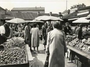 München. Viktualienmarkt, Obst- und Gemüsemarkt, im Hintergrund ehemalige Freibank, heute Gaststätte "Zum Pschorr"