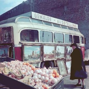Köln. Gemälde - Ausstellung : Köln. Straßenverkauf von Südfrüchten und Gemälden, April 1954