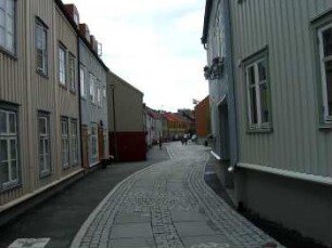 Trondheim: Straßenzug mit alten Holzhäusern