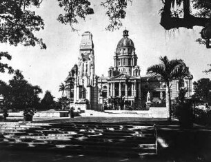 The Cenotaph, Durban : Der 1926 enthüllte Kenotaph vor dem Rathaus von Durban. Das im Stile des Art Déco errichtete Scheingrab dient als Kriegsdenkmal für die gefallenen Soldaten des 1. Weltkriegs