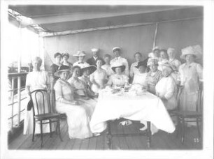 Kreuzfahrten der Hamburg-Amerika Linie, Bordaufnahmen. Teeparty an Deck eines Hochseepassagierdampfers (vermutl. Cleveland)