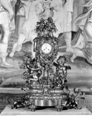 Uhr mit Putti als Trägerfiguren