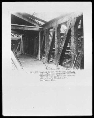 Die Hochbahnstation Spittelmarkt (Innenstadtlinie) in Berlin-Mitte während ihrer Errichtung