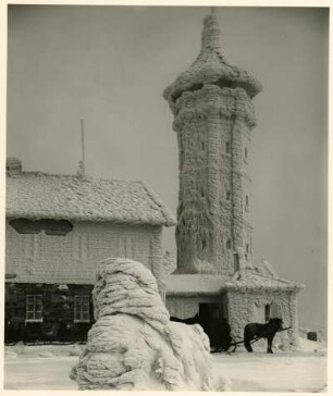 Klínovec (deutsch: Keilberg), Keilbergturm und Gästehaus auf dem Gipfel mit starkem Anraum