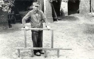 Landwirtschaftliches Arbeitsgerät in Bluno : Land- und Viehwirtschaft - Aussäen, Pflanzen. Ort: Bluń / Bluno. Haus Nr. 61, Pfahl, zum Kartoffelstecken (Vorgänger von der sogenannten Lochmaschine)