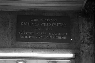 Anbringung einer Gedenktafel am Geburtshaus des Karlsruher Nobel-Preisträgers Richard Willstätter am Haus Kaiserstraße 173.