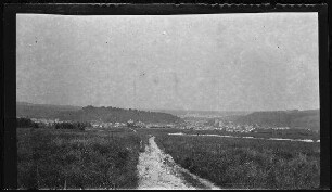 "Maasbogen-Stellung" (bei Saint-Mihiel (Dep. Meuse, Frankreich)): "Blick vom Maasbogen auf Saint-Mihiel", im Vordergrund weites Feld
