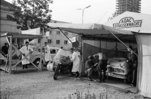 Scheinwerfer-Überprüfung der ADAC-Straßenwacht für Karlsruher PKWs.
