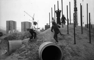 Freiburg, Weingarten: Kinderspielplatz mit Schuttberg, Stangen und Röhren