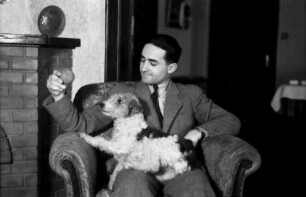 Bukarest: Wohnung Miller, Herr mit Foxterrier auf dem Schoß