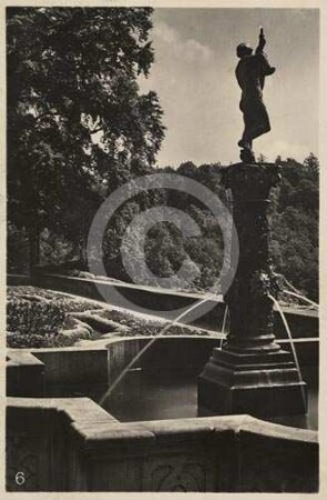 Zierbrunnen auf der Mittelterrasse von Schloss Fürstenstein